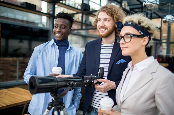 Quelles sont les alternatives durables pour observer les guépards dans leur habitat naturel en Namibie?