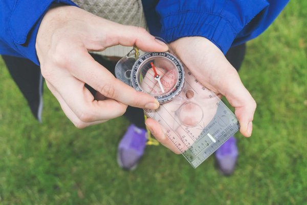 Comment explorer les villages perchés des Alpes françaises hors des circuits touristiques classiques ?