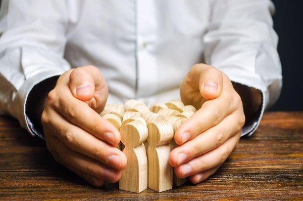 Comment protéger votre campement contre les vents forts sans utiliser de matériel lourd?